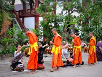 Private Luang Prabang Morning Almsgiving and Market Tour